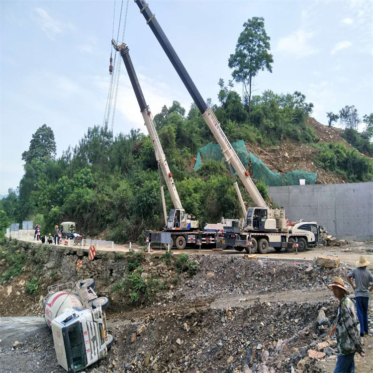 肥城汽车掉沟里叫吊车救援要多少钱